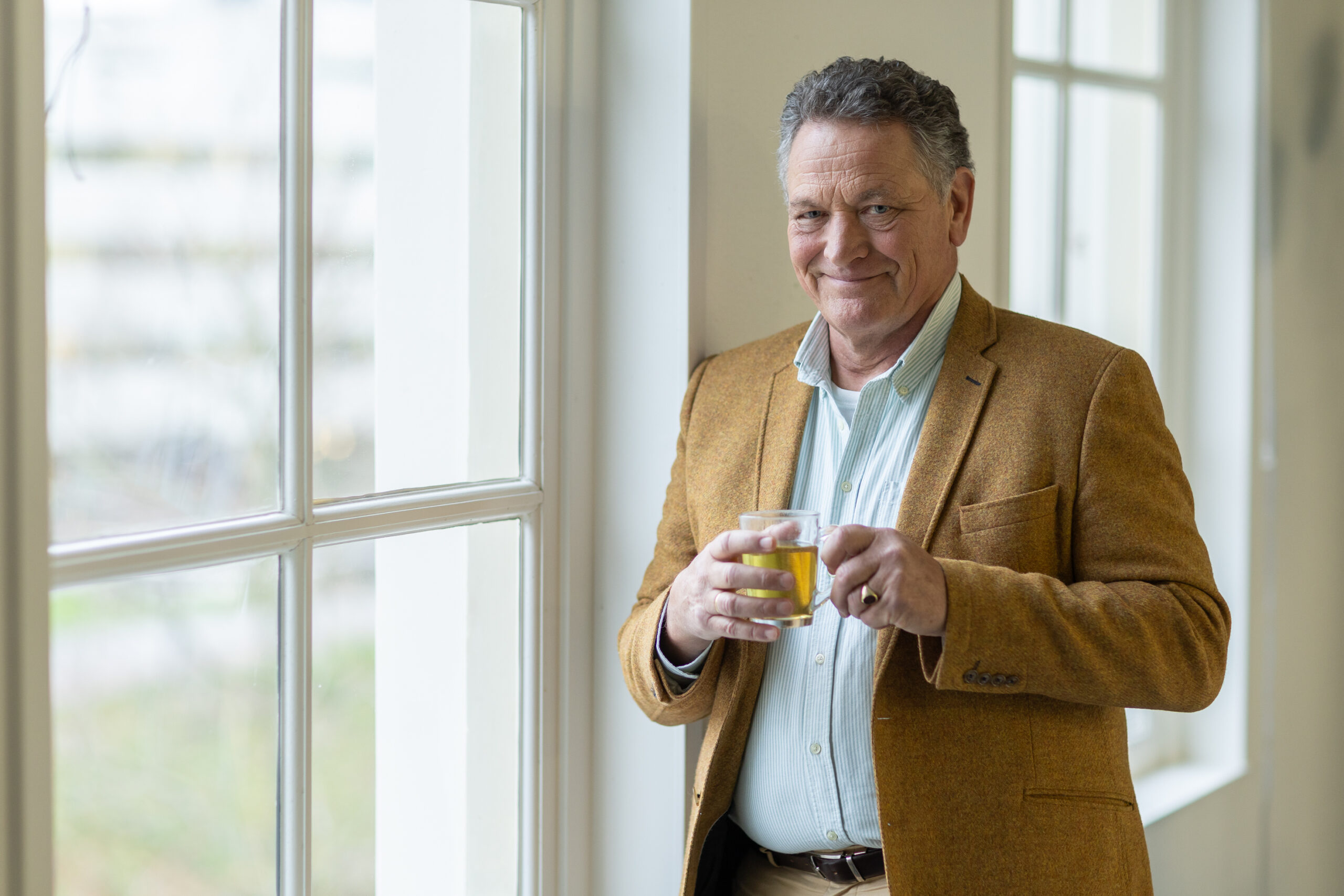 2025 Rudolf met glas thee bij raam. 2025 Rudolf met glas thee bij raam.