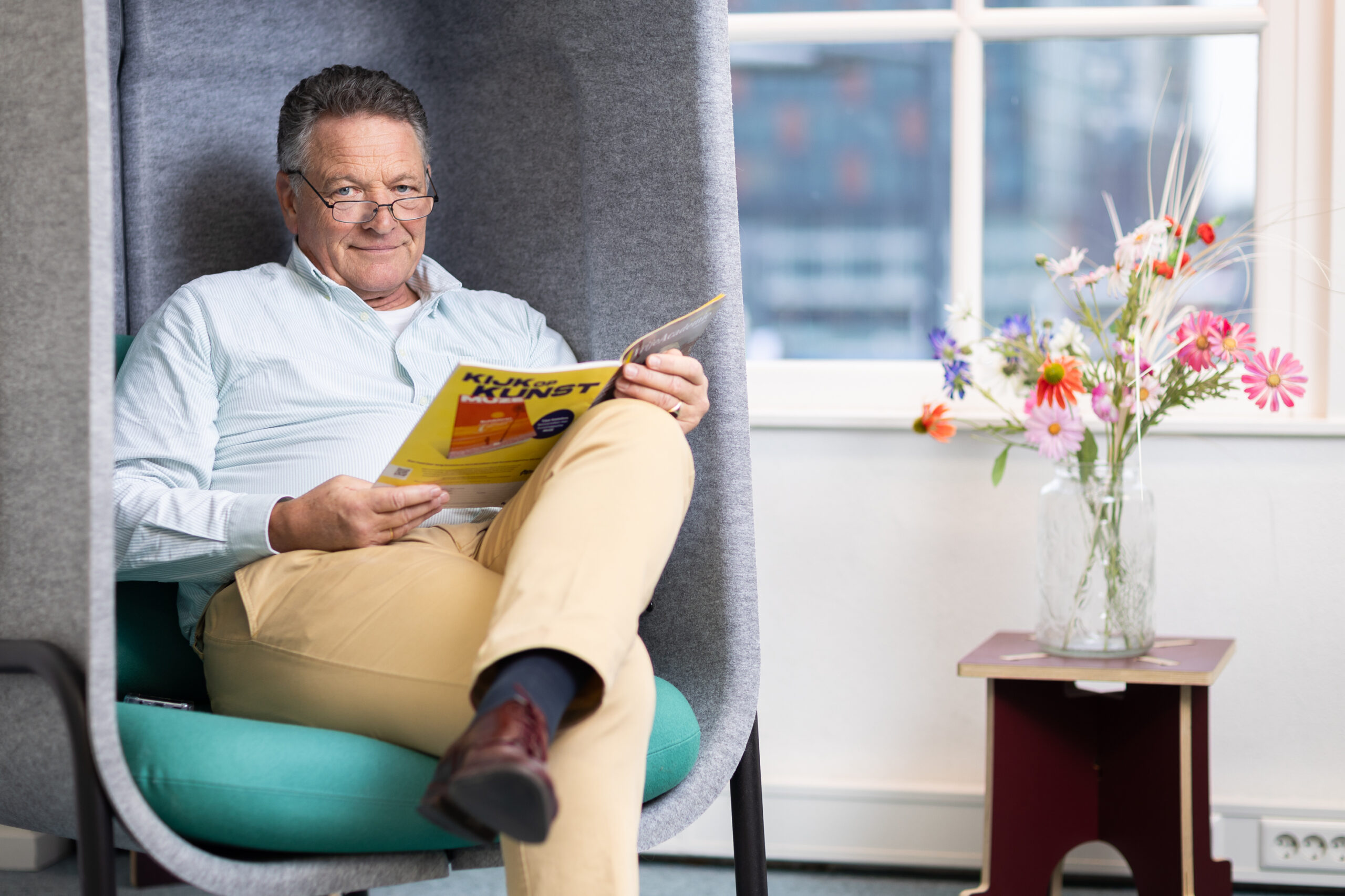 2025 Rudolf zittend in office stoel 2025 Rudolf zittend in office stoel